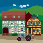 Un tracteur devant deux superbes maisons à colombages dans le village historique de Königsberg en Bavière, Allemagne.