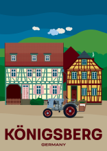 Ein Traktor vor zwei tollen Fachwerkhäusern im historischen Königsberg in Bayern, Deutschland.